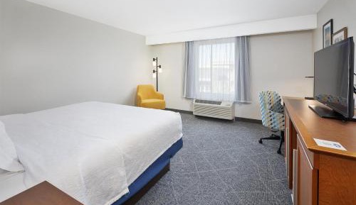 King Room with Accessible Tub - Mobility and Hearing Access/Non-Smoking
