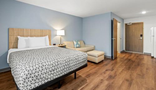 Queen Suite with Sofa Accessible