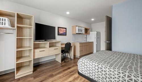 Queen Suite with Tub - Accessible/Non Smoking