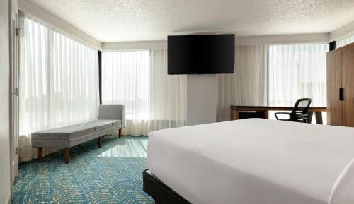 Riverfront Deluxe King Room - Non-Smoking