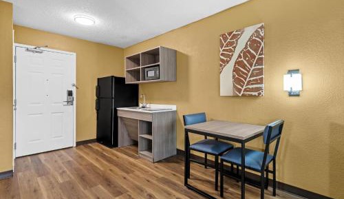 Queen Room with Roll-In Shower - Accessible/Non-Smoking