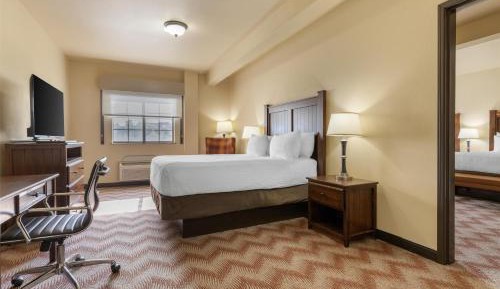 Queen Suite with Three Queen Beds - Non-Smoking