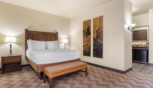 The Governor Suite - 2 Queen beds with Sleeper Sofa