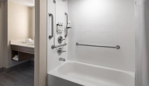 Standard King Room with Mobility Accessible Tub