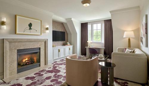 King Suite with Roll-In Shower - Disability Access/Non-Smoking