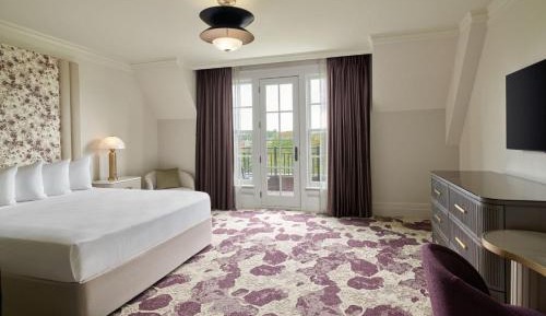 King Suite with Balcony and Creek View- Parlor Room/Non-Smoking