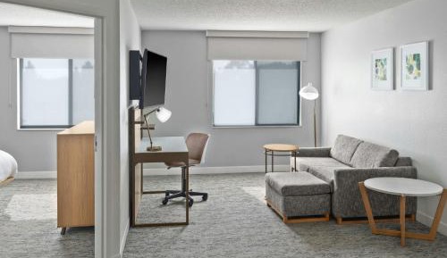 One-Bedroom King Suite with Sofa Bed and Adapted Tub - Mobility Accessible