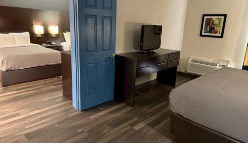 King Suite with One King and Two Double Beds - Non-Smoking