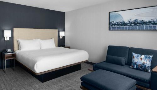 King Room with Roll-In Shower - Mobility Access/Hearing Accessible