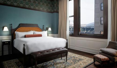 Junior King Suite with Sofa Bed