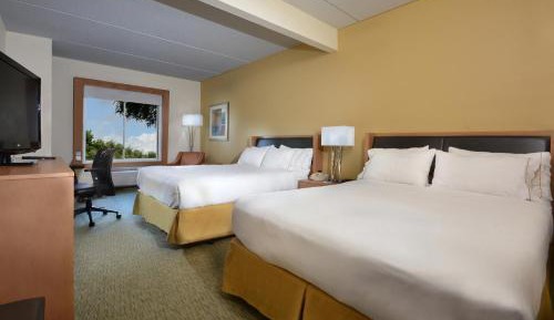 Queen Suite with Two Queen Beds and Mobility Accessible Roll-In Shower