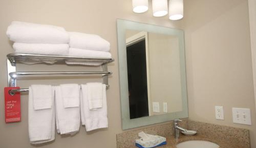 King Studio with Sofa Bed and Adapted Tub - Mobility and Hearing Accessible