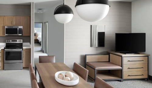 2 Bedroom Suite, Bedroom 1: 1 King, Bedroom 2: 1 King