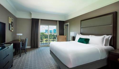 Grand Deluxe King Room with Park View and Balcony