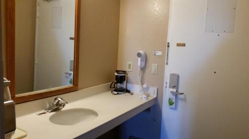 Queen Room - Disability Access - Non-Smoking