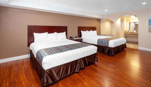 2 King Beds, Mobility/Hearing Impaired Access Room, Tub w/Grab Bars,No-Smoking
