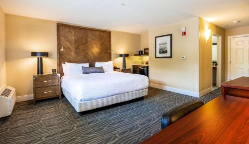 King Room with Roll-in Shower - Disability Access/Non-Smoking