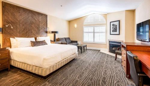 King Suite with Fireplace - Non-Smoking