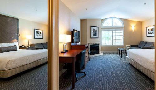 King Suite with Fireplace - Non-Smoking
