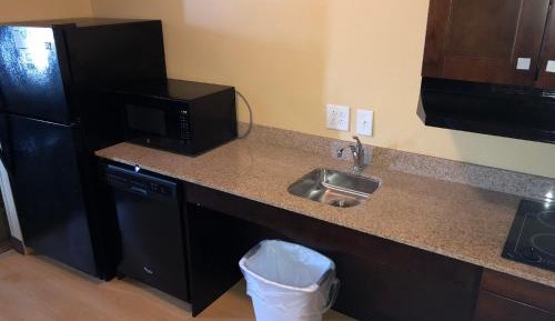 Queen Suite - Accessible/Non-Smoking