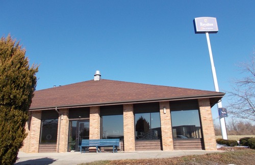 Wilmington Hotel | Royalton Inn and Suites Wilmington