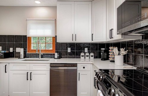 Maxwell House | Modernhome |King-Bed |FirePit |Sleeps 12| Large Groups
