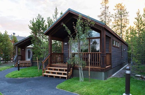 West Yellowstone Hotel | Explorer Cabins at Yellowstone