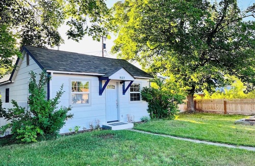 Franklin to the Fort House | Little White Cottage : Fenced Yard : 2 BD