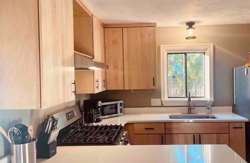 Franklin to the Fort House | Little White Cottage : Fenced Yard : 2 BD