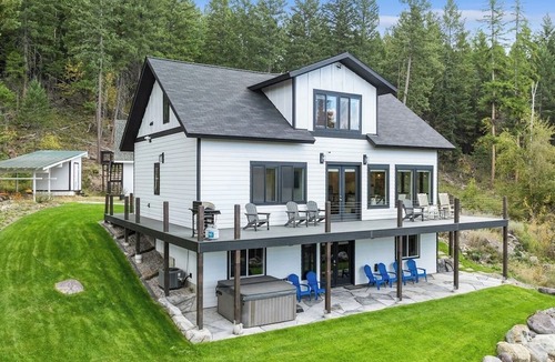 Kalispell House | Idyllic 5BD Montana Home w/private hot tub, fire pit & amazing views! Sleep 8!