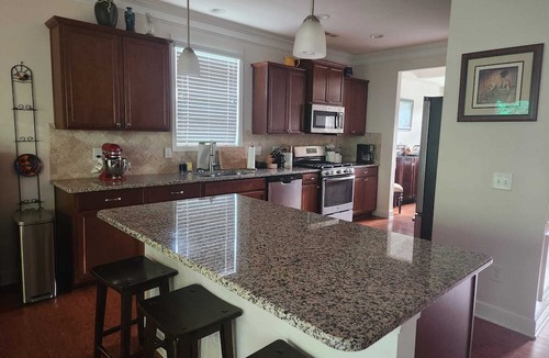 Burlington House | Spacious 4-bedroom on a quiet cul-de-sac in Burlington. Near Elon & Greensboro.
