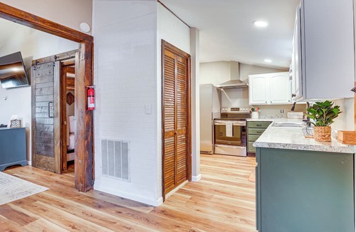 Craig Beach Cottage | Romantic Getaway by the Lake!