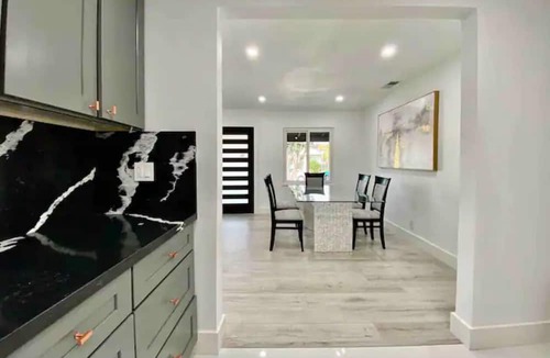 Hayward House | Beautifully Remodeled 3/2 in the heart of the Bay!