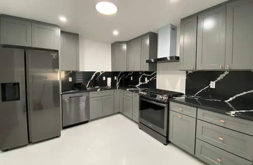 Hayward House | Beautifully Remodeled 3/2 in the heart of the Bay!
