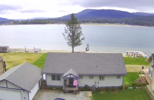 Sandpoint House | Quiet secluded waterfront home.