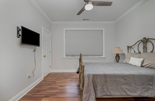 SouthPark Condo | Sleek & Stylish Condo in Southpark