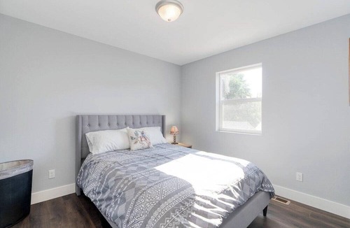 Evergreen House | Cowboy Castle | MT Sky Haus - 8 mins from airport