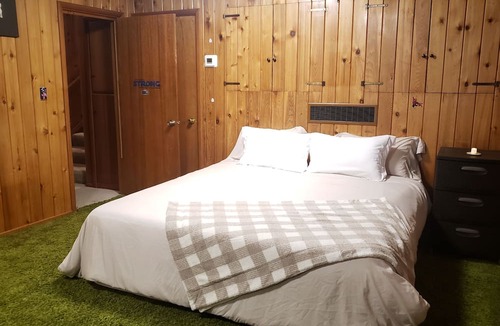 University District House | Cozy Quiet Den Close to Activities, Close to Town/Food/Fun