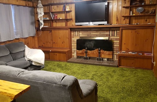 University District House | Cozy Quiet Den Close to Activities, Close to Town/Food/Fun