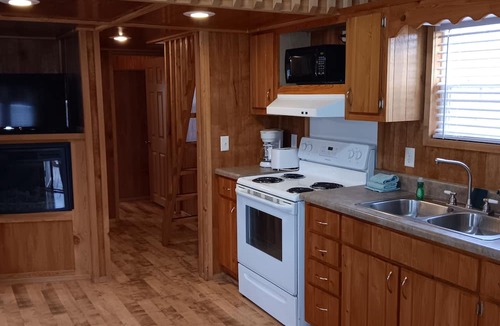 Gore Cabin | Relaxing Accommodation! Kitchen, Free Parking, Close to Greenleaf State Park!