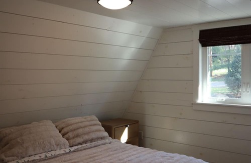 Valley Hi Ski Chalet | Beautiful couples getaway located just seconds from Mad River Mountain ski lift.