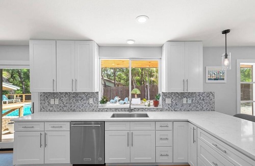 Riverside House | 5BR Group Retreat w/Pool in Austin, 4 Mi to Dtwn