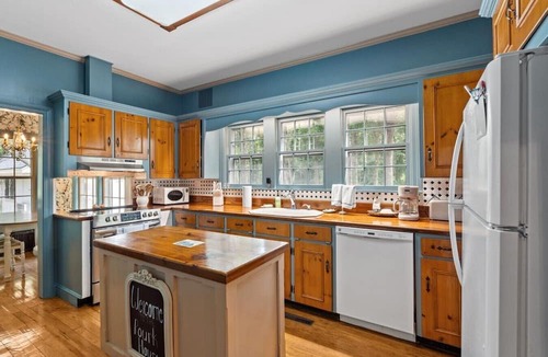 Shallotte House | Step back in time at this beautiful historical home, centrally located in Shallotte between two NC beaches.
