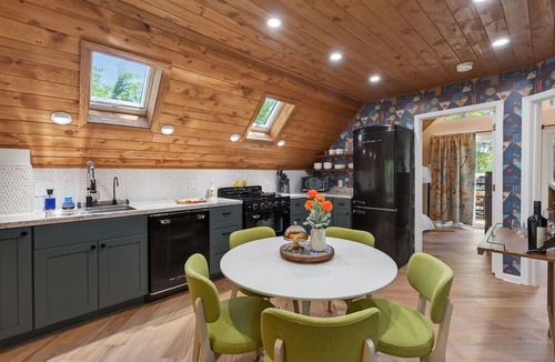 Ridgeway Cottage | Wooded Mid‑Century Escape w Fire Pit, Lake Access, Boat Parking