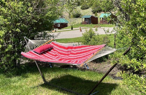 Virginia City Cabin | The Mattie White Bear - Tranquil 1 Room Cabin in Virginia City