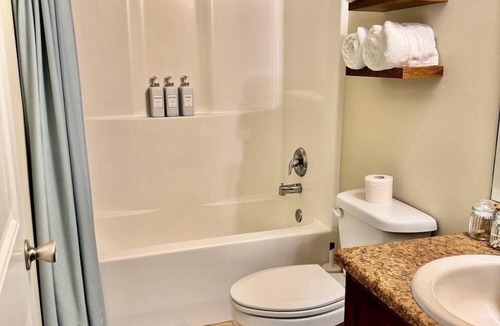 Statesboro House | Cozy bedroom with private bathroom