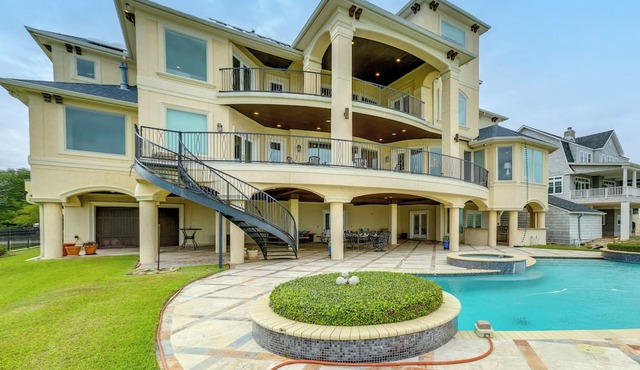 Bayfront Villa w/Million-Dollar Views in Seabrook