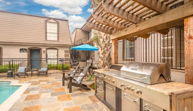 2-bedroom Apartment Uptown with WiFi, Fitness Room, Pool, AC, Crib, WFH friendly