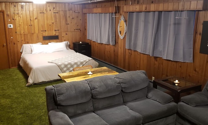 University District House | Cozy Quiet Den Close to Activities, Close to Town/Food/Fun
